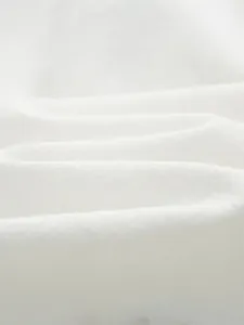 Detalle macro de la textura del tejido blanco transpirable para camisa casual de hombre