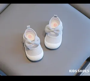 Detailansicht grauer Lauflernschuhe für Mädchen mit Netzgewebe und niedlicher Schleife.