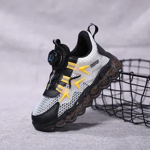 Scarpe da corsa traspiranti per ragazzi con un innovativo sistema a fibbia rotante