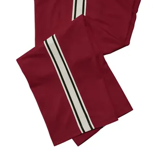 Detail van de zijstreep op de bordeauxrode sportieve jogger joggingbroek voor heren