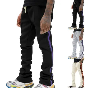Detailopname van een slim-fit heren sweatpants met contrasterende zijstrepen