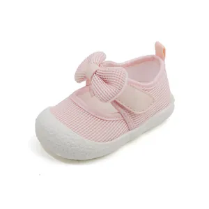 Weiche rosa Lauflernschuhe für Mädchen mit atmungsaktivem Mesh und dekorativer Schleife