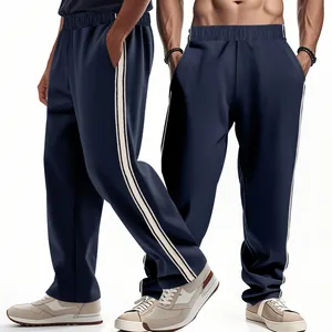 Detail van de donkerblauwe heren joggingbroek met witte zijstrepen en een ruime pasvorm