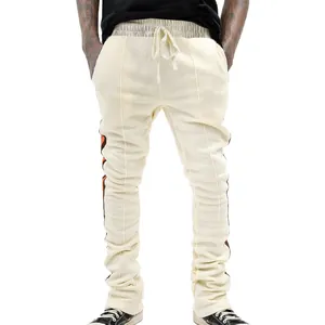 Heren slim-fit joggingbroek in crème met zijstrepen en trekkoord gedragen op model