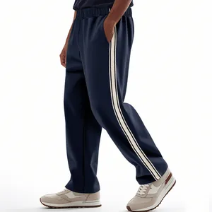Zijaanzicht van een donkerblauwe joggingbroek met witte strepen en elastische taille.
