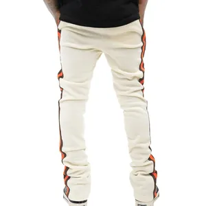 Achteraanzicht crème slim fit heren joggingbroek met oranje golvende zijstrepen