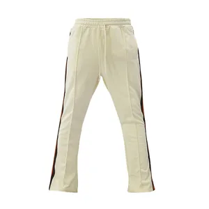 Vooraanzicht van slim fit joggingbroek voor heren in crème met zijstrepen en trekkoord