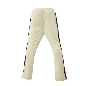 Gedetailleerd achteraanzicht van de heren slim fit sportbroek met zijstrepen in crème