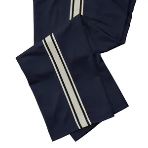 Detailopname van een donkerblauwe joggingbroek met drievoudige zijstreep voor heren