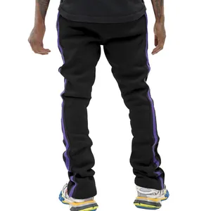 Detailweergave van de zwarte slim-fit joggingbroek voor heren met paarse strepen.