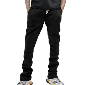 Detail van zwarte heren slim-fit sportbroek met trekkoord en een trendy gestapelde zoom.