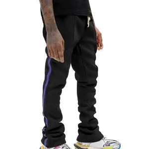 Gedetailleerd zijaanzicht van de zwarte heren stacked joggers met paarse zijstrepen.