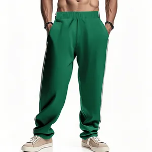 Detail van de groene joggingbroek voor heren met witte zijstrepen en elastische taille