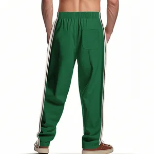 Achteraanzicht van losse groene sportjoggingbroek voor heren met zijstrepen en een zak