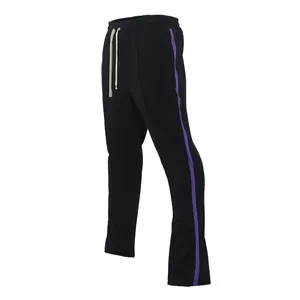 Detail van de heren slim fit sportbroek met een stijlvolle paarse zijstreep voor mannen