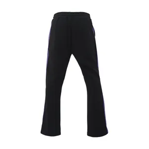 Achteraanzicht van een zwarte heren slim fit joggingbroek met paarse zijstrepen op de benen