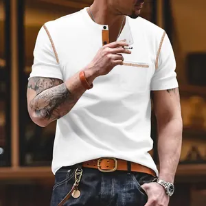 Détail d'un t-shirt Henley blanc pour homme avec surpiqûres orange et poche poitrine