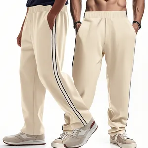Gedetailleerde weergave van een beige joggingbroek voor heren met zwarte zijstrepen