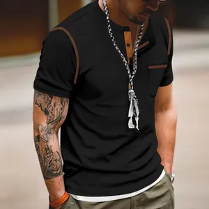 Détail d'un t-shirt Henley noir pour homme avec coutures contrastées et une poche