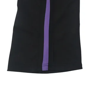 Detailopname van de paarse zijstreep en het fijne stiksel op deze zwarte sportbroek