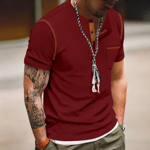 Gros plan sur un T-shirt Henley bordeaux avec col à boutons et poche