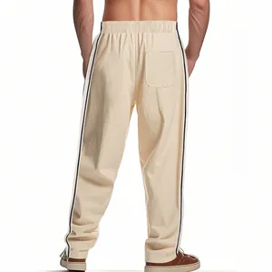 Achteraanzicht van een beige heren joggingbroek met zijstrepen en een achterzak