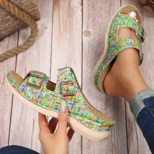 Detailansicht bunter gewebter Plateausandalen mit Schnallendetail für Damen in Freizeitoptik