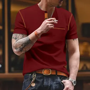 Gros plan d'un t-shirt Henley bordeaux pour homme avec coutures contrastées et poche.