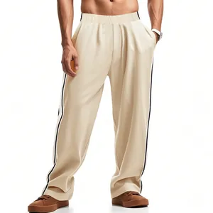 Detail van een losse heren joggingbroek met sportieve zwarte zijstrepen voor mannen