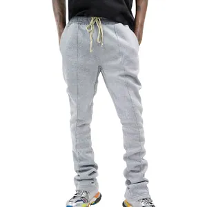 Detailopname van grijze slim-fit joggingbroek met trekkoord en gestikte naad