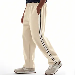 Gedetailleerd zijprofiel van de crèmekleurige joggingbroek voor heren met zwarte strips