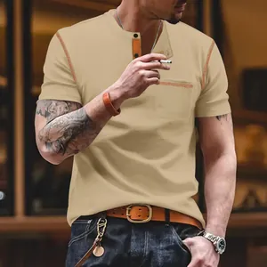 Détail du t-shirt Henley beige pour homme avec coutures orange.