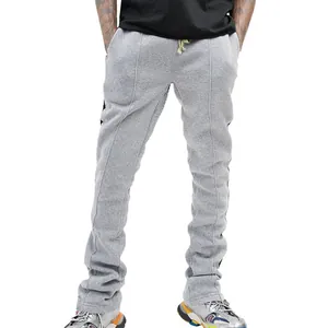 Detail van een slim-fit grijze joggingbroek met zwarte zijstrepen en trekkoord