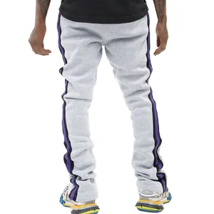 Achteraanzicht van slim fit grijze joggingbroek met paarse en zwarte zijstreep details