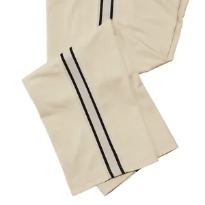 Gedetailleerde weergave van de zijstreep op een gebroken witte heren joggingbroek
