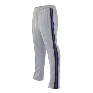 Grijze heren slim fit sportbroek met paarse en zwarte zijstrepen, professioneel zijaanzicht