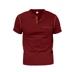 T-shirt Henley homme bordeaux à manches courtes avec coutures contrastées et poche.