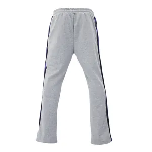 Grijze herensportbroek met slanke pasvorm en paarse zijstrepen voor dagelijks gebruik.