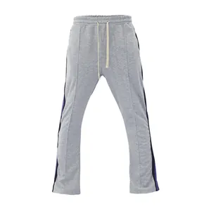 Detailweergave van grijze slim fit joggingbroek voor heren met paarse zijstrepen en trekkoord.
