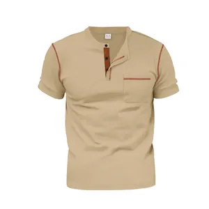 Détail d'un t-shirt Henley beige pour homme avec des coutures contrastées orange et une poche