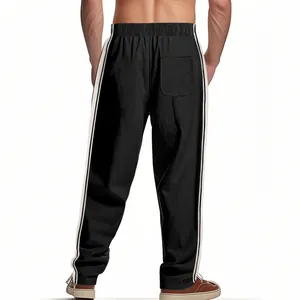 Achteraanzicht van zwarte joggingbroek voor heren met witte zijstrepen en zak