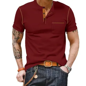 T-shirt Henley à manches courtes pour homme en bordeaux avec poche et coutures contrastées