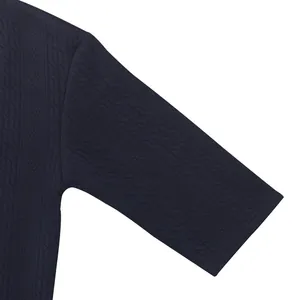 Close-up van de complexe golf-jacquardtextuur van een zwaar marineblauw zomers shirt