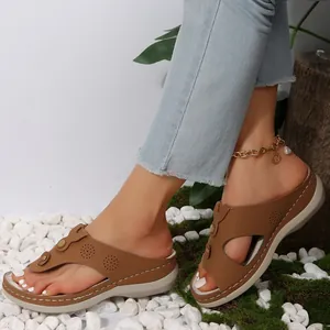 Eleganti sandali con zeppa marroni da donna in stile etnico con infradito per la spiaggia