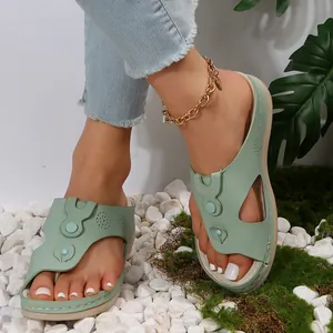 Infradito zeppa verde menta da donna con dettagli in stile etnico e bottoni decorativi