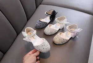 Elegante Prinzessinnenschuhe für Mädchen mit Perlenriemen und Pailletten für Partys.