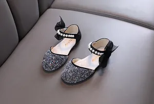 Funkelnde silberne Prinzessinnenschuhe für Mädchen mit schwarzen Schleifen und Perlen