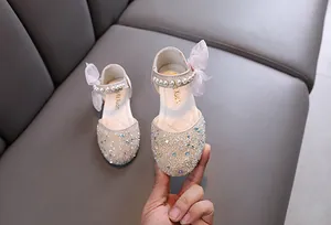 Detaillierte Nahaufnahme von funkelnden rosa Mädchen Prinzessin Schuhen mit Perlen