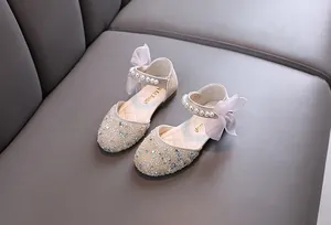 Detailansicht von rosa Glitzer-Prinzessin-Schuhen für Mädchen mit Perlen