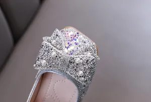 Vista detallada de zapatos de princesa plateados para niñas con lazo de diamantes brillantes